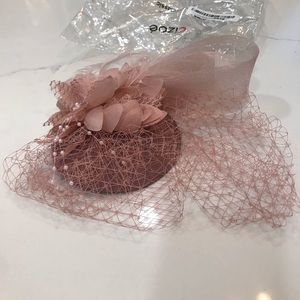 Cute clip on fascinator 🐎